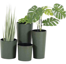 Plantes artificielles décoratives dans des pots de fleurs de différentes tailles.