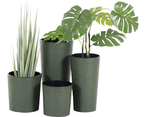 Plantes artificielles décoratives dans des pots de fleurs de différentes tailles.