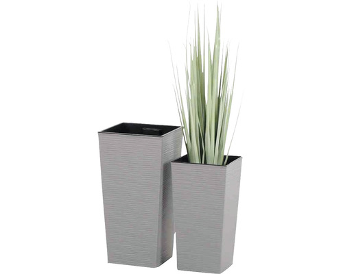 Zwei Pflanzgefäße in unterschiedlicher Größe und eckiger Form