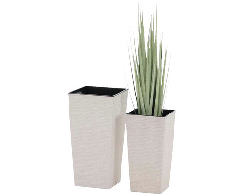 Zwei quadratische Pflanzgefäße aus Kunststoff