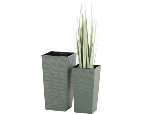 Zwei Pflanzgefäße in unterschiedlichen Größen mit gerillter Oberfläche