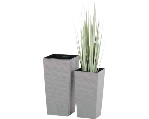 Deux bacs à fleurs en plastique avec des plantes