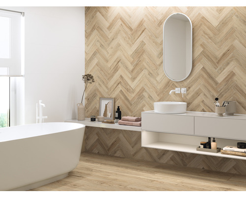 Helles Badezimmer mit Badewanne, Waschtisch, Spiegel und Wandfliesen in Holzoptik