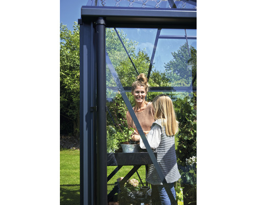 Une femme et un enfant travaillent dans une serre.