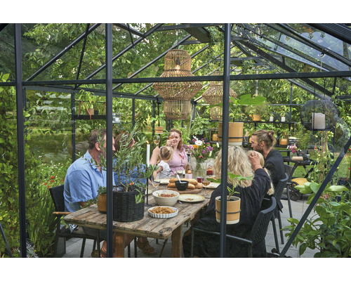 Serre avec table et personnes assises