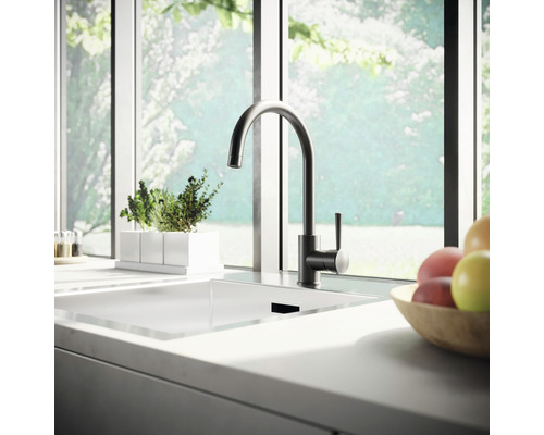 Küchenspüle mit Armatur vor einem Fenster