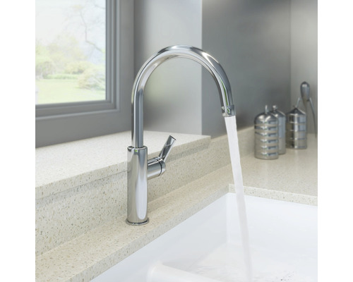 Robinet de cuisine en métal avec eau courante