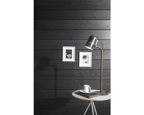 Revêtement mural en bois avec lampe de table, table et décoration