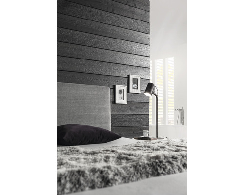 Chambre avec mur en bois, lit et lampe