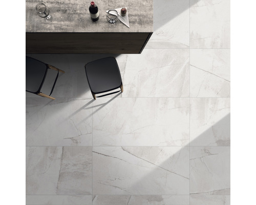 Bodenfliesen mit Marmorstruktur in einem hellen Raum mit Kücheninsel und Barhockern