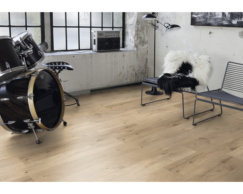 Heller Laminatboden in einem Raum mit Schlagzeug und Stühlen
