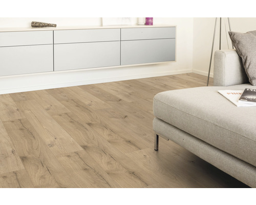 Wohnraum mit Laminatboden in Holzoptik, Sofa und Sideboard