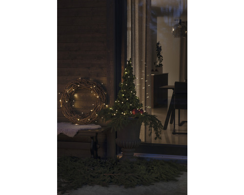 Extérieur décoratif avec banc, couronne et arbre illuminé
