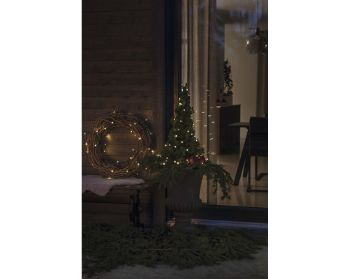 Extérieur décoré avec couronne, arbre illuminé et décoration