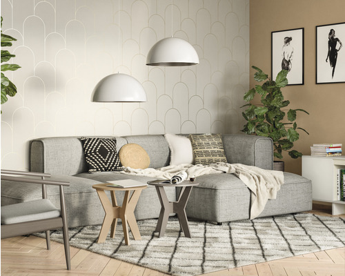 Wohnzimmer mit Sofa, Couchtisch, Teppich und Zimmerpflanzen.