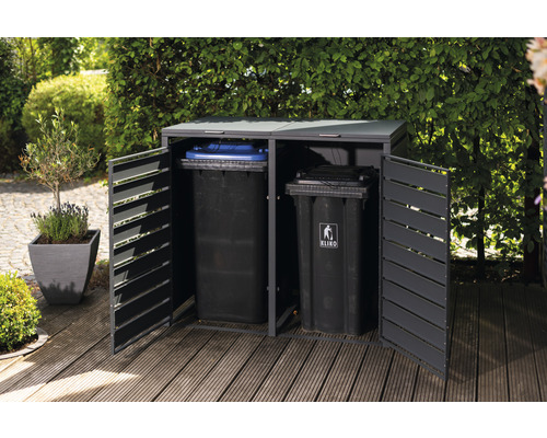 Mülltonnenbox mit zwei Mülltonnen im Garten