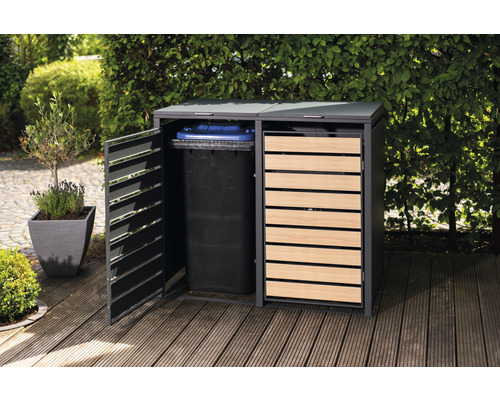 Mülltonnenbox für zwei Mülltonnen mit einer offenen Tür und einer Holztür im Garten