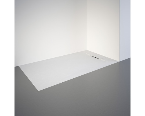 Douche de plain-pied avec caniveau d''écoulement dans la salle de bains