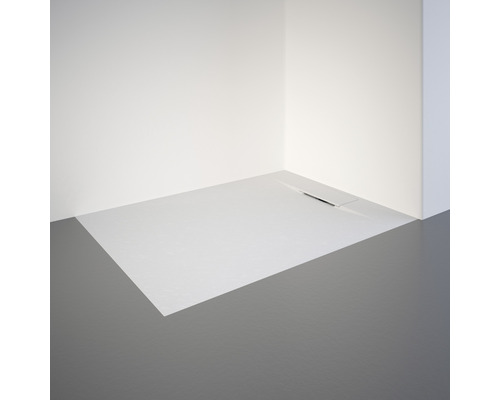 Douche à l''italienne avec caniveau d''évacuation dans la salle de bain.