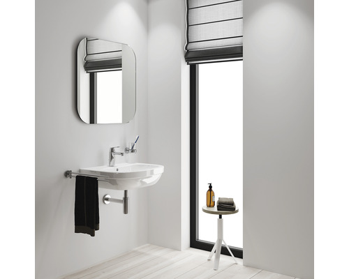 Salle de bains avec lavabo, miroir et fenêtre avec store enrouleur