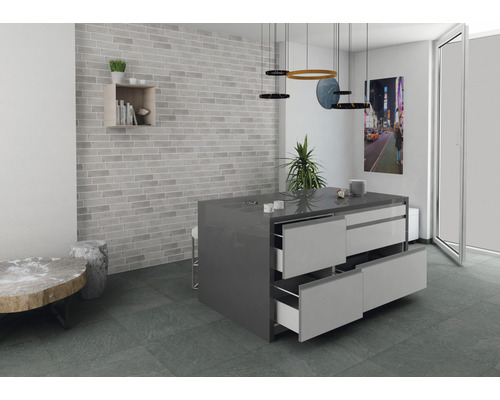 Helles modernes Wohnzimmer mit Kücheninsel, Mauerwerk und Designelementen