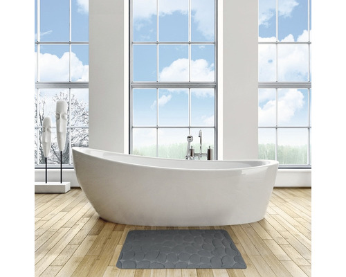 Modernes Badezimmer mit freistehender Badewanne und Badematte mit Kieselsteinmuster