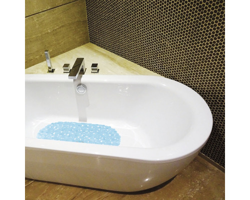 Baignoire avec tapis antidérapant et robinetterie dans la salle de bain