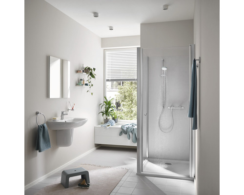 Helles Badezimmer mit Dusche, Waschbecken und Fenster