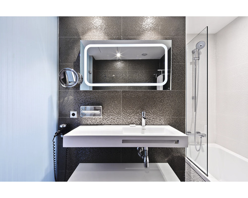 Modernes Badezimmer mit Waschbecken, Spiegel mit Beleuchtung und Badewanne mit Duschabtrennung