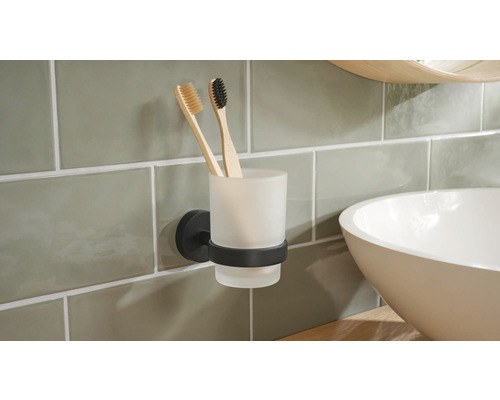 Wandhalterung mit Zahnputzbecher und zwei Zahnbürsten im Badezimmer
