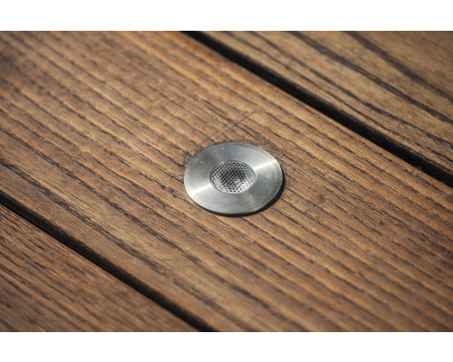Spot encastrable au sol en métal sur terrasse en bois