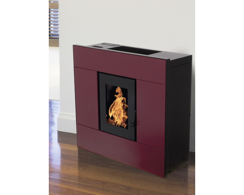 Freistehender Pelletofen mit Flamme