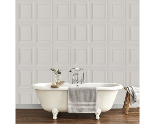 Salle de bain avec baignoire devant un papier peint à panneaux muraux