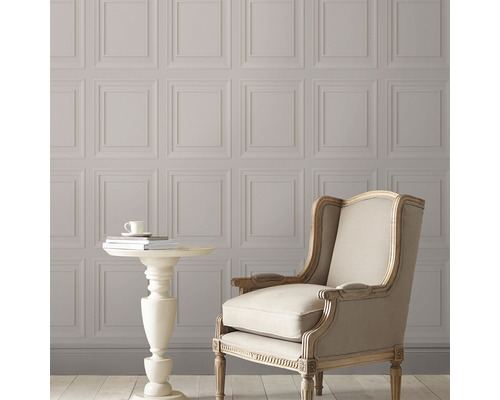 Salon avec papier peint à panneaux, fauteuil et table d''appoint