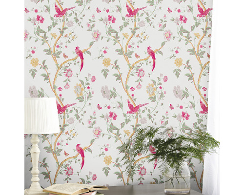 Raumansicht mit floral gemusterter Tapete, inklusive Vogelmotiv