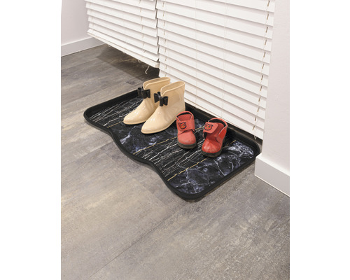 Schuhablage mit zwei Paar Schuhen