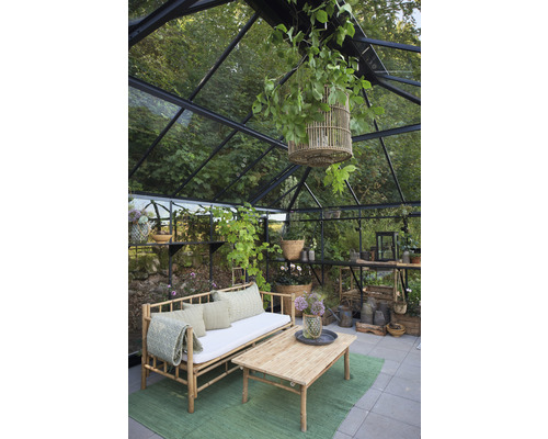 Serre avec mobilier en bambou, plantes et étagères pour accessoires de jardin