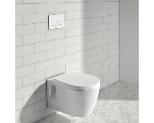 WC suspendu avec plaque de commande sur mur carrelé