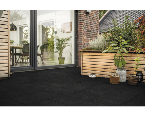 Terrasse avec dalles de terrasse noires, plantation en bois et vue sur la maison