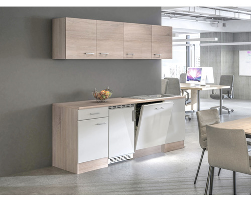 Küchenzeile mit Spülbecken, Geschirrspüler und Hängeschränken in einem hellen, modernen Büro