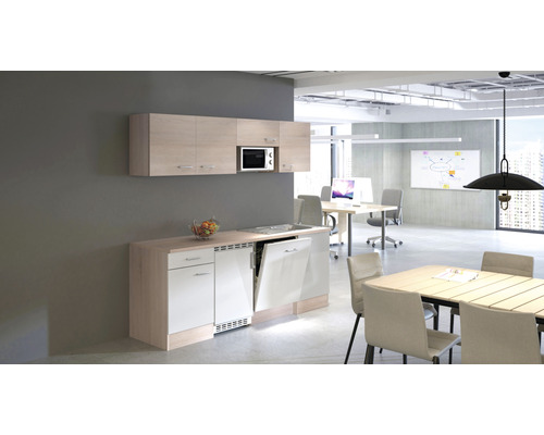 Kitchenette avec évier, lave-vaisselle et micro-ondes dans un environnement de bureau