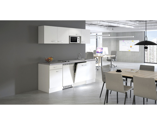 Kitchenette avec évier, lave-vaisselle et armoires suspendues dans un bureau