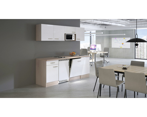 Büroküche mit Spülmaschine, Unterschränken und Mikrowelle in einem hellen, modernen Büro