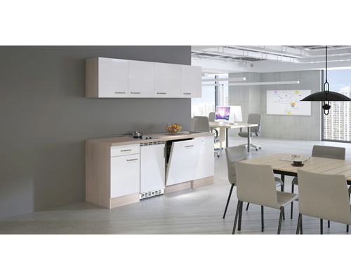 Moderne Büroküche mit Spüle, Kochfeld, Geschirrspüler und Hängeschränken in einem hellen Büroraum.