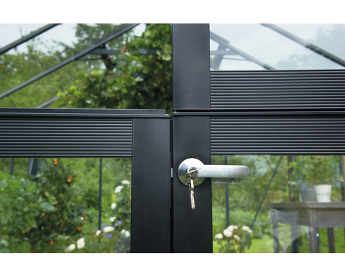 Gros plan d''une porte de serre avec poignée et clés
