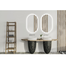 Salle de bain lumineuse avec deux lavabos, miroirs avec éclairage et étagère en bois