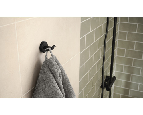 Crochet double avec serviette sur le mur dans la salle de bain