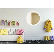 Couloir lumineux avec banc, étagères murales en forme de maison, miroir rond, veste de pluie et bottes en caoutchouc