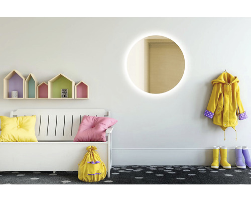 Couloir lumineux avec banc, étagères murales en forme de maison, miroir rond, veste de pluie et bottes en caoutchouc