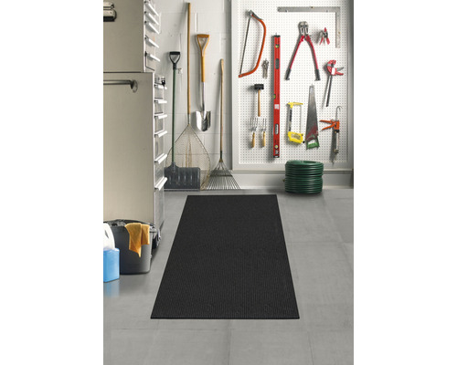 Atelier avec panneau à outils et tapis de sol